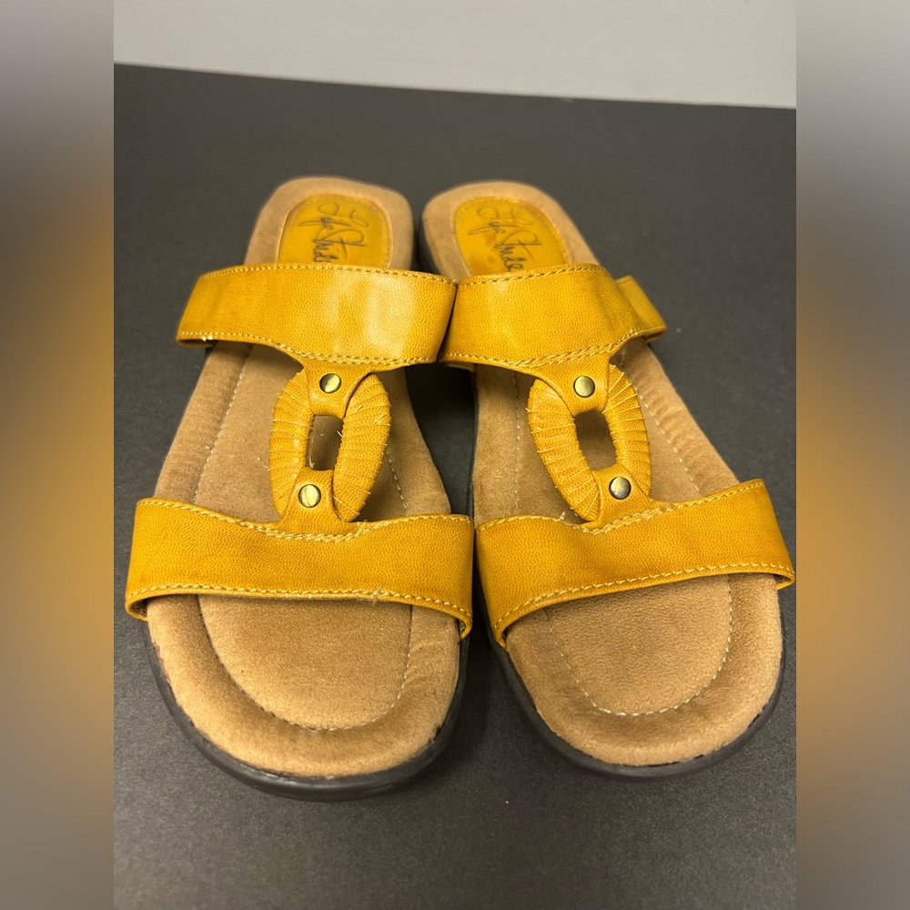 Life‎ Stride- Yellow Sandals, Size:7M, Pre-Owned, minor inside cracking